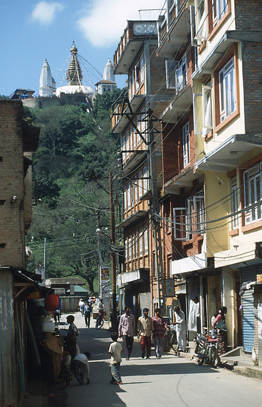 16_Kathmandu, de weg naar Swayambunath.jpg